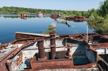 Çernobil Yasak Bölgesi 'nde Pripyat Nehri' nde terk edilmiş batık mavna tekneleri. Ukrayna Sovyetler Birliği 'nde Çernobil Nükleer Santrali Yabancılaşma Bölgesi