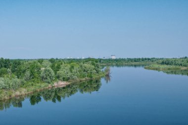 Çernobil Yasak Bölgesi 'nde Pripyat Nehri' nde terk edilmiş batık mavna tekneleri. Ukrayna Sovyetler Birliği 'nde Çernobil Nükleer Santrali Yabancılaşma Bölgesi