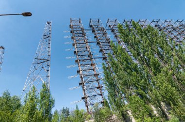 Prypiat, Çernobil Yasak Bölgesi 'nde terk edilmiş eski Çernobil-2 Duga Radar Sistemi. Ukrayna Sovyetler Birliği 'nde Çernobil Nükleer Santrali Yabancılaşma Bölgesi