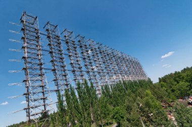 Prypiat, Çernobil Yasak Bölgesi 'nde terk edilmiş eski Çernobil-2 Duga Radar Sistemi. Ukrayna Sovyetler Birliği 'nde Çernobil Nükleer Santrali Yabancılaşma Bölgesi