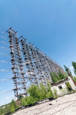 Prypiat, Çernobil Yasak Bölgesi 'nde terk edilmiş eski Çernobil-2 Duga Radar Sistemi. Ukrayna Sovyetler Birliği 'nde Çernobil Nükleer Santrali Yabancılaşma Bölgesi