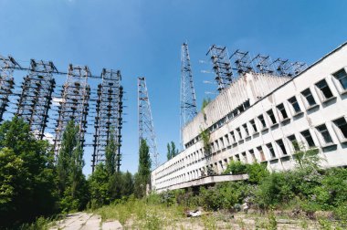 Prypiat, Çernobil Yasak Bölgesi 'nde terk edilmiş eski Çernobil-2 Duga Radar Sistemi. Ukrayna Sovyetler Birliği 'nde Çernobil Nükleer Santrali Yabancılaşma Bölgesi