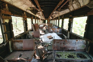 Prypiat, Çernobil Yasak Bölgesi 'nde terk edilmiş radyoaktif tasfiye araçları. Ukrayna Sovyetler Birliği 'nde Çernobil Nükleer Santrali Yabancılaşma Bölgesi