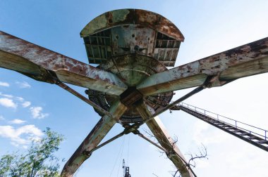 Prypiat, Çernobil Yasak Bölgesi 'nde terk edilmiş vinçler. Ukrayna Sovyetler Birliği 'nde Çernobil Nükleer Santrali Yabancılaşma Bölgesi