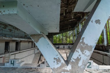 Pripyat 'ta Azure Yüzme Havuzu, Çernobil Yasak Bölgesi. Ukrayna Sovyetler Birliği 'nde Çernobil Nükleer Santrali Yabancılaşma Bölgesi