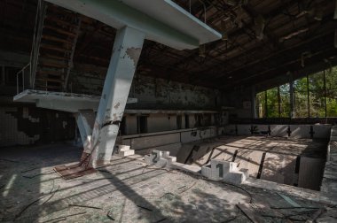 Pripyat 'ta Azure Yüzme Havuzu, Çernobil Yasak Bölgesi. Ukrayna Sovyetler Birliği 'nde Çernobil Nükleer Santrali Yabancılaşma Bölgesi