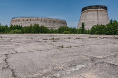 Pripyat, Çernobil Yasaklama Bölgesi 'nde soğutma reaktörleri yığını. Ukrayna Sovyetler Birliği 'nde Çernobil Nükleer Santrali Yabancılaşma Bölgesi