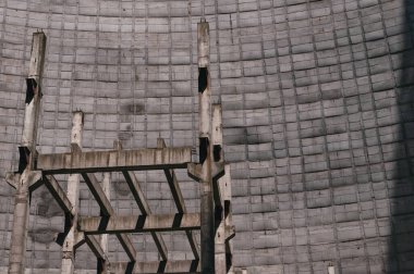 Pripyat, Çernobil Yasaklama Bölgesi 'nde soğutma reaktörleri yığını. Ukrayna Sovyetler Birliği 'nde Çernobil Nükleer Santrali Yabancılaşma Bölgesi