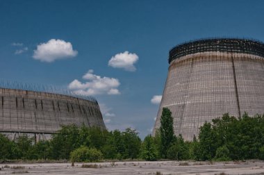 Pripyat, Çernobil Yasaklama Bölgesi 'nde soğutma reaktörleri yığını. Ukrayna Sovyetler Birliği 'nde Çernobil Nükleer Santrali Yabancılaşma Bölgesi