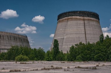 Pripyat, Çernobil Yasaklama Bölgesi 'nde soğutma reaktörleri yığını. Ukrayna Sovyetler Birliği 'nde Çernobil Nükleer Santrali Yabancılaşma Bölgesi