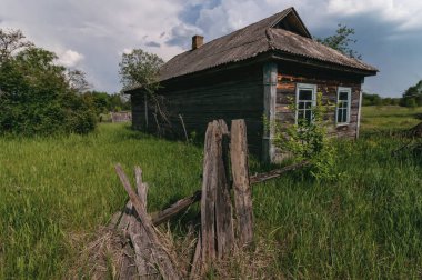 Pripyat 'taki köy evleri, Çernobil Yasaklama Bölgesi. Ukrayna Sovyetler Birliği 'nde Çernobil Nükleer Santrali Yabancılaşma Bölgesi