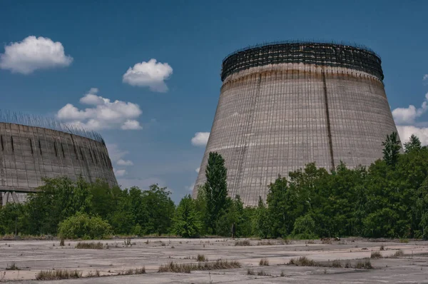 Pripyat, Çernobil Yasaklama Bölgesi 'nde soğutma reaktörleri yığını. Ukrayna Sovyetler Birliği 'nde Çernobil Nükleer Santrali Yabancılaşma Bölgesi