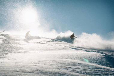 Serbest barut, Les deux alplerinde snowboard, kışın tatil köyü, Fransız Alplerinde dağlar, Fransa 'da Rhone Alpes, Avrupa 