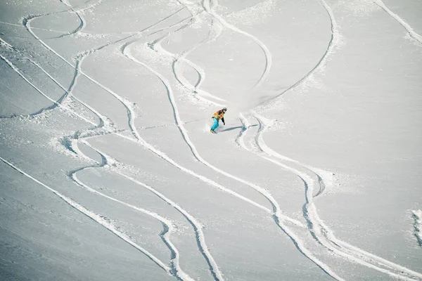 免费提供的粉末 冬季在Les Deux高山度假胜地的雪板 法国阿尔卑斯山的高山 法国的罗内阿尔卑斯山 — 图库照片