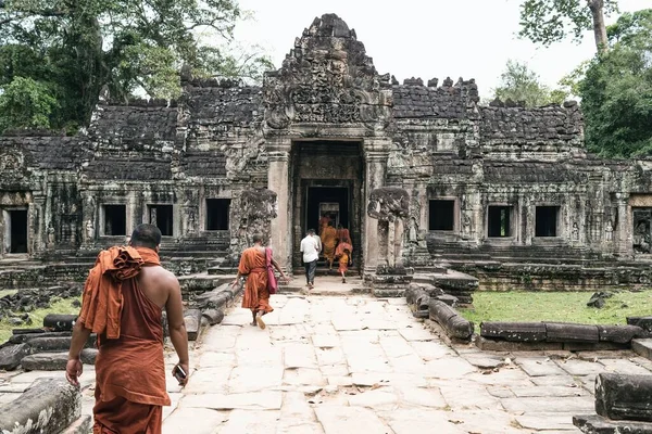 Буддийские Монахи Храмовом Комплексе Ангкор Ват Камбодже Буддийский Храм Сиемреап — стоковое фото