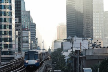 Asya 'da gündoğumunda Tayland' da Bangkok hava yolu rayları
