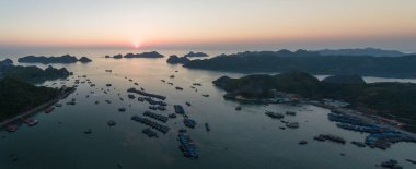 Cat Ba Adası, Vietnam 'da balıkçı tekneleri, Ha Long Körfezi' nden inen ejderha hanı Asya Hava Aracı Görünümü