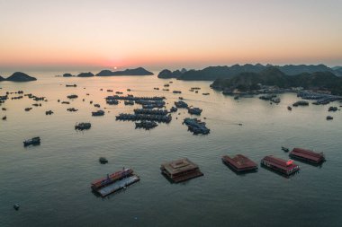 Cat Ba Adası, Vietnam 'da balıkçı tekneleri, Ha Long Körfezi' nden inen ejderha hanı Asya Hava Aracı Görünümü
