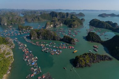Yüzen köy Ha Long Körfezi, Kedi Ba Adası, Vietnam, inen ejderha hanı Asya Hava Aracı Görünümü