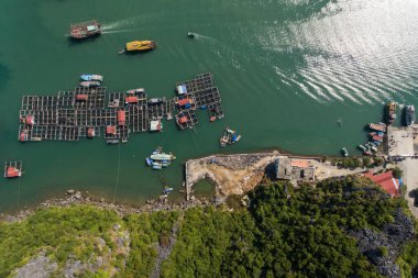 Yüzen köy Ha Long Körfezi, Kedi Ba Adası, Vietnam, inen ejderha hanı Asya Hava Aracı Görünümü