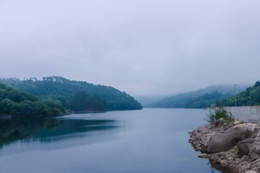 Geres 'teki Cavado nehrinin soğuk manzarası, Kanada barajı.