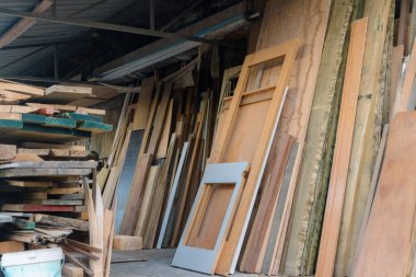 Marangoz dükkanı, duvarları ve zemini ahşap kaplamış.