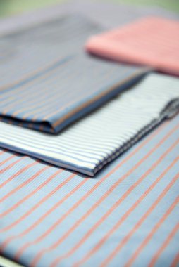 Siyah, Mavi ve Kırmızı Çizgili Kumaş. Tekstil Ürünleri