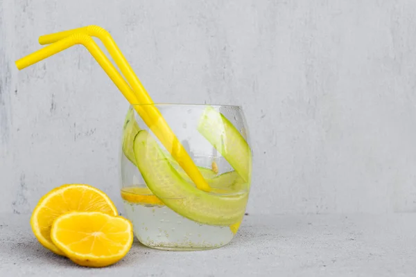 Verter Limonada Soda Botella Con Rodajas Pepino Cuñas Limón Pajitas — Foto de Stock