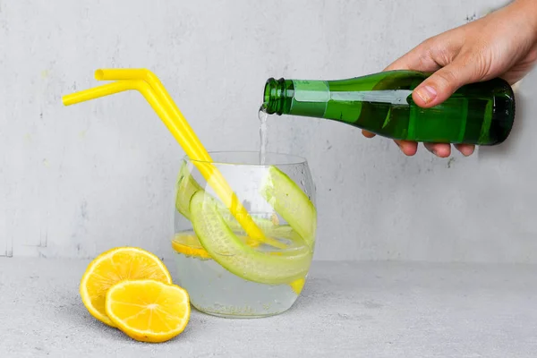 Verter Limonada Soda Botella Con Rodajas Pepino Cuñas Limón Pajitas — Foto de Stock