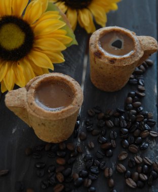 Beyaz ve Mavi Arkaplanda Yenilebilir Bardakta Kahve Tohumlu Sıcak Çikolata