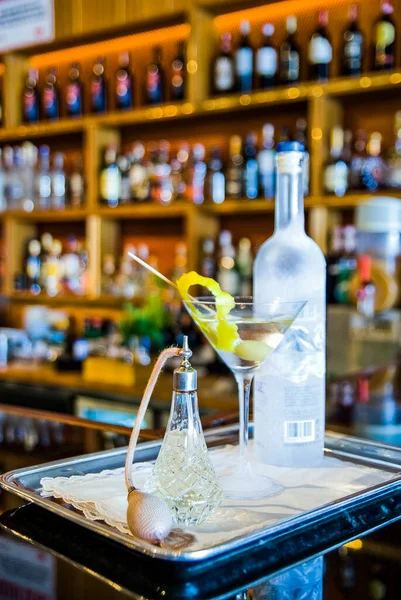 Martini Sur Comptoir Bar Avec Bouteille Vodka — Photo