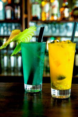 Yeşil ve Sarı Kokteyl Uzun İçkili Highball Glass Lime Wedge, Yeşil Elma Dilimleri ve Bir Bar Tezgahında Buz