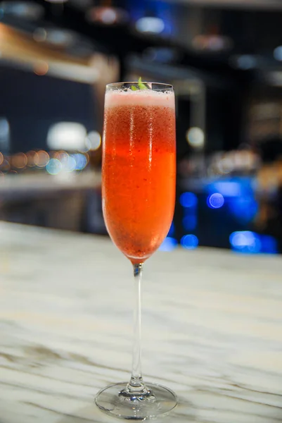 Kosmopolitisk Cocktail Champaign Glas Med Blåbär Vit Marmor Bar Counter — Stockfoto