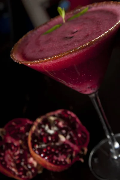 Červený Zmrazený Koktejl Sklenici Martini Granátovým Jablkem Černém Pozadí — Stock fotografie