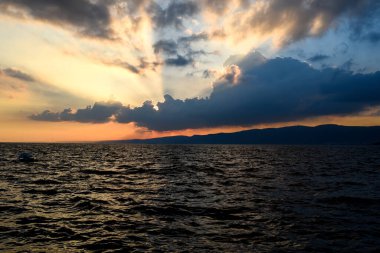 Deniz manzarası ve bulutlardan gün batımı 