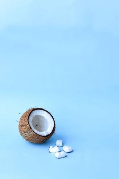 Coco Agrietado Cuchara Chocolate Sobre Fondo Azul —  Fotos de Stock