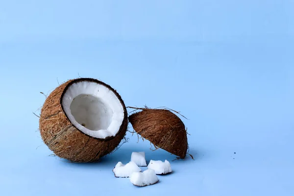 Geknackte Kokosnuss Und Schokoladenlöffel Auf Blauem Hintergrund — Stockfoto