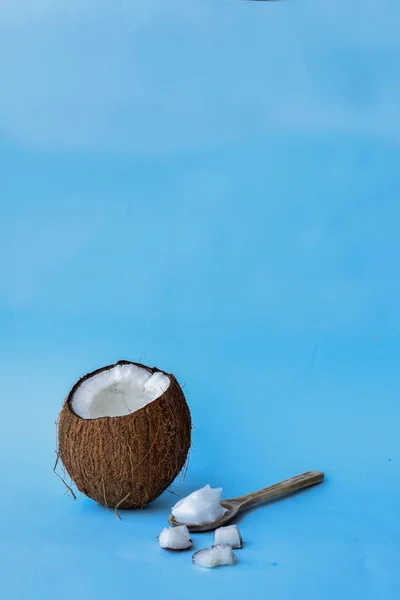 Cracked Cocco Cucchiaio Cioccolato Sfondo Blu — Foto Stock