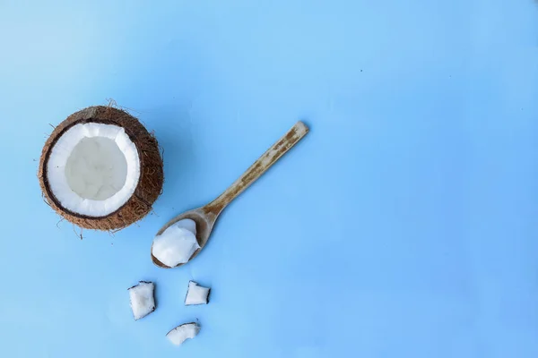 Cracked Cocco Cucchiaio Cioccolato Sfondo Blu — Foto Stock