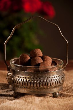 Kırmızı ve Pembe Çiçekli Çuvaldaki Çikolatalı Kurabiyeler