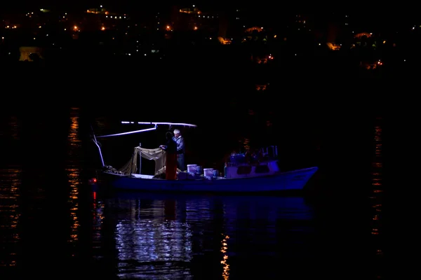 Vista Notturna Dal Mare Pescatore Pesca Sulla Sua Barca Tradizionale — Foto Stock