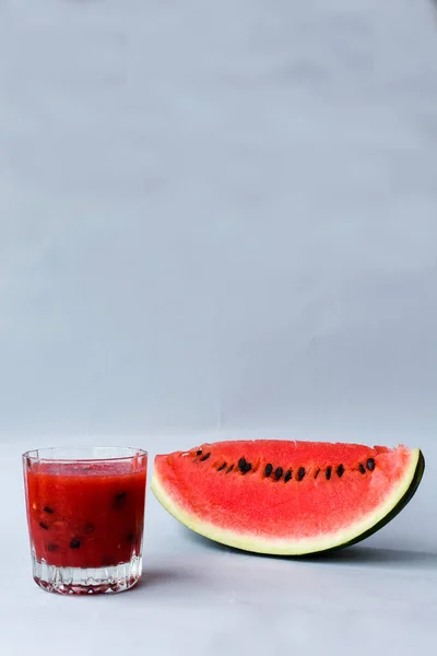 Rebanada Sandía Con Jugo Sandía Sobre Fondo Gris — Foto de Stock