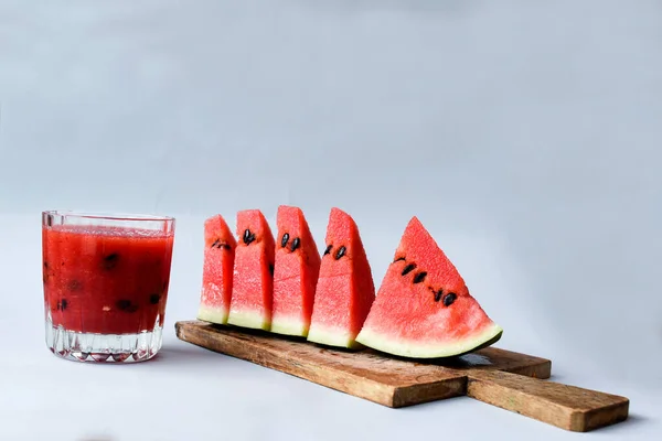 Wassermelone Auf Einem Schneidbrett Mit Wassermelonensaft Auf Grauem Hintergrund — Stockfoto