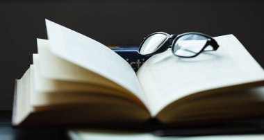 Kitap ve bardaklar masanın üstünde.