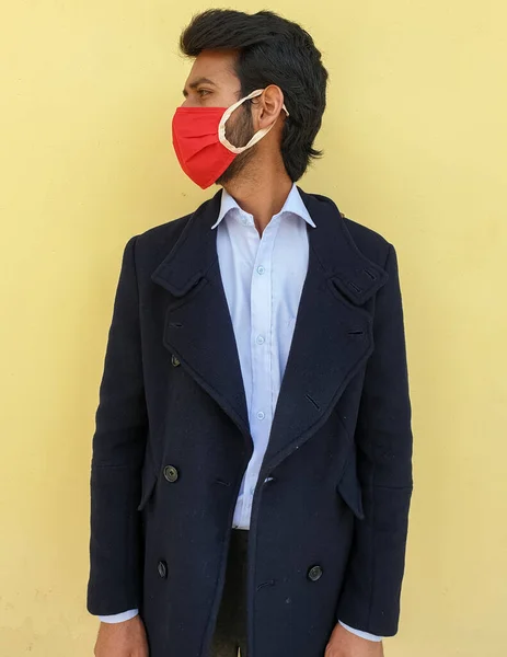 Coronavirus Stok Fotoğrafından Korunmak Için Yüz Maskesi Takan Genç Bir — Stok fotoğraf