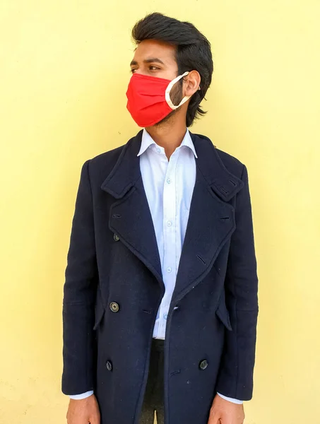 Koronavirüsten Korumak Için Koronavirüs Maskesi Takan Hintli Genç Bir Adamın — Stok fotoğraf
