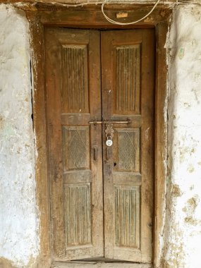 Hindistan 'ın Himachal Pradesh bölgesindeki eski Hint evinin ahşap kapısının fotoğrafı.