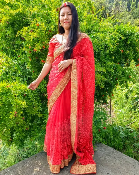 Portret Pięknej Indyjskiej Żony Ubranej Tradycyjną Sukienkę Indyjską Saree Czasie — Zdjęcie stockowe
