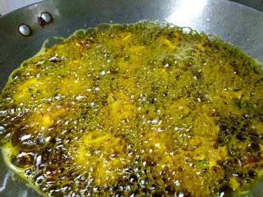 Hint yemeği: Kilitleme günlerinde kofta 'yı alüminyum kadhai içinde yağda kızartırken çekilen fotoğraf