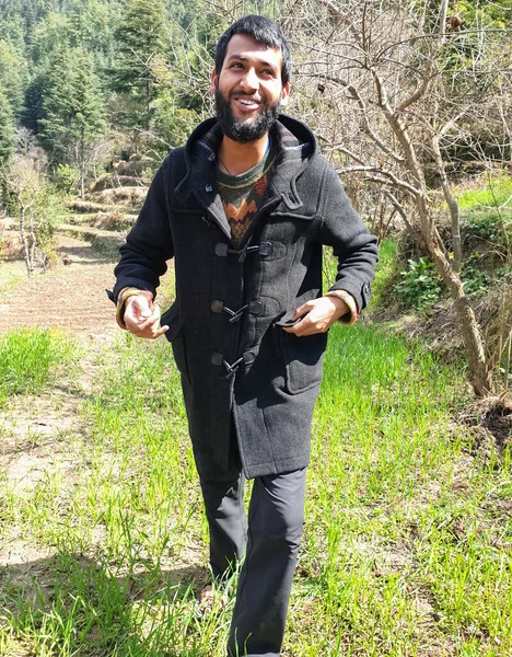 Gülümseyen Adam - Spor ceket giyen yakışıklı bir Hintlinin portresi